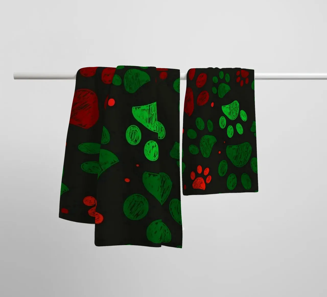 Groen, rood gekleurd kerstontwerp doodle paw prints badhanddoek van GalerieGG