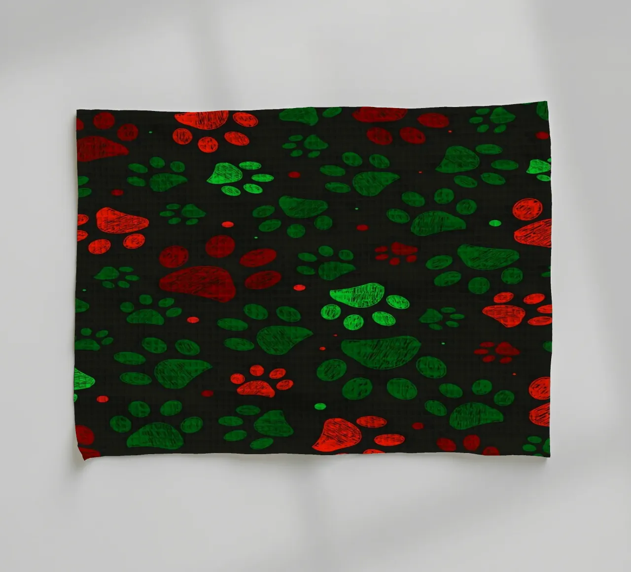 Groen, rood gekleurd kerstontwerp doodle paw prints theedoek van GalerieGG