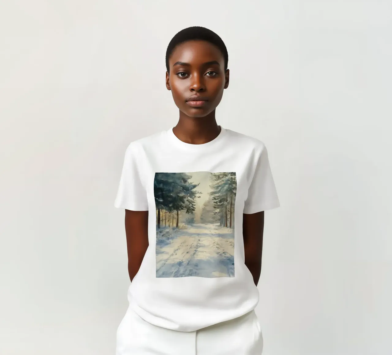 Mattina d'inverno in una foresta tranquilla - luce del sole t-shirt da Cozy Vibes