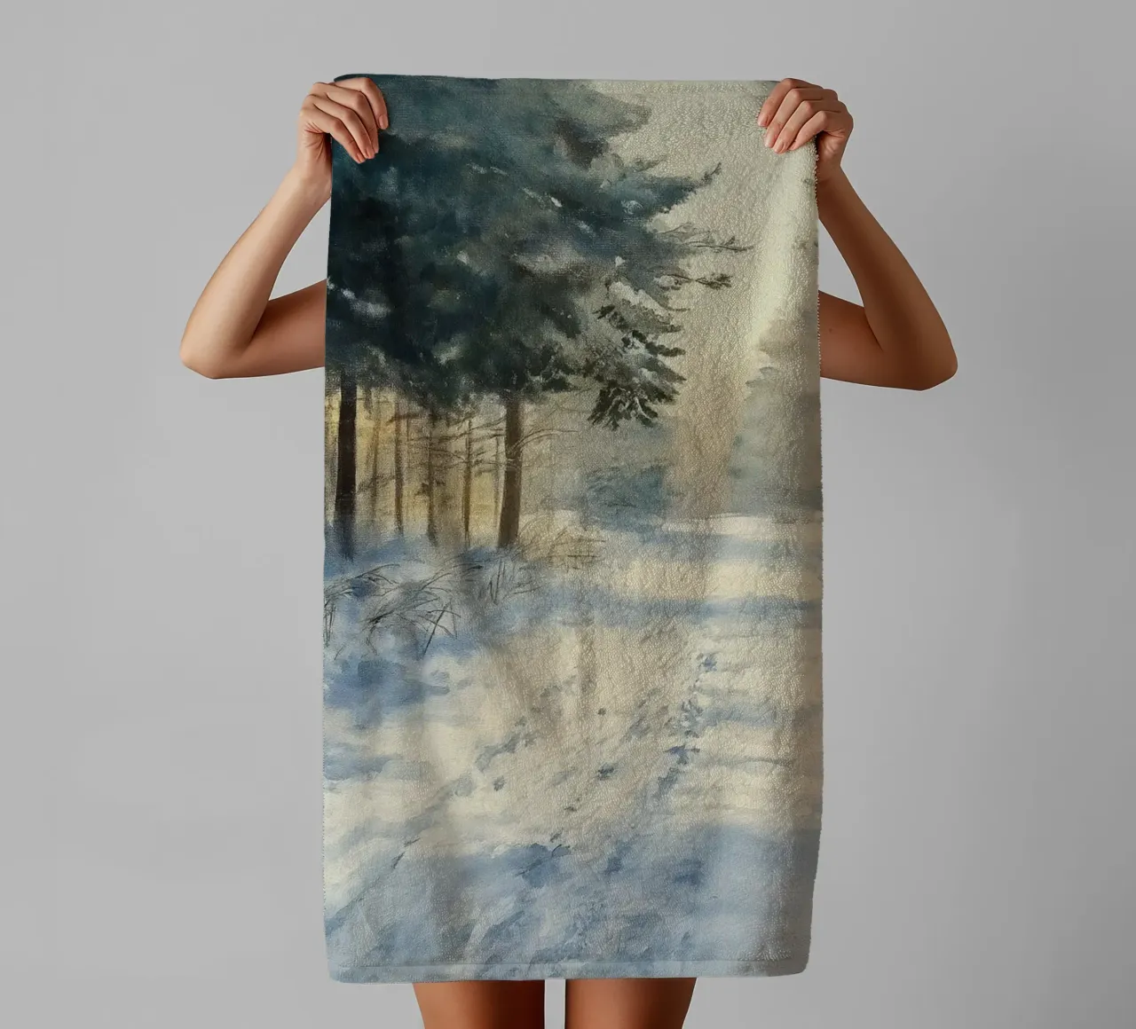 Mattina d'inverno in una foresta tranquilla - luce del sole asciugamano da bagno da Cozy Vibes