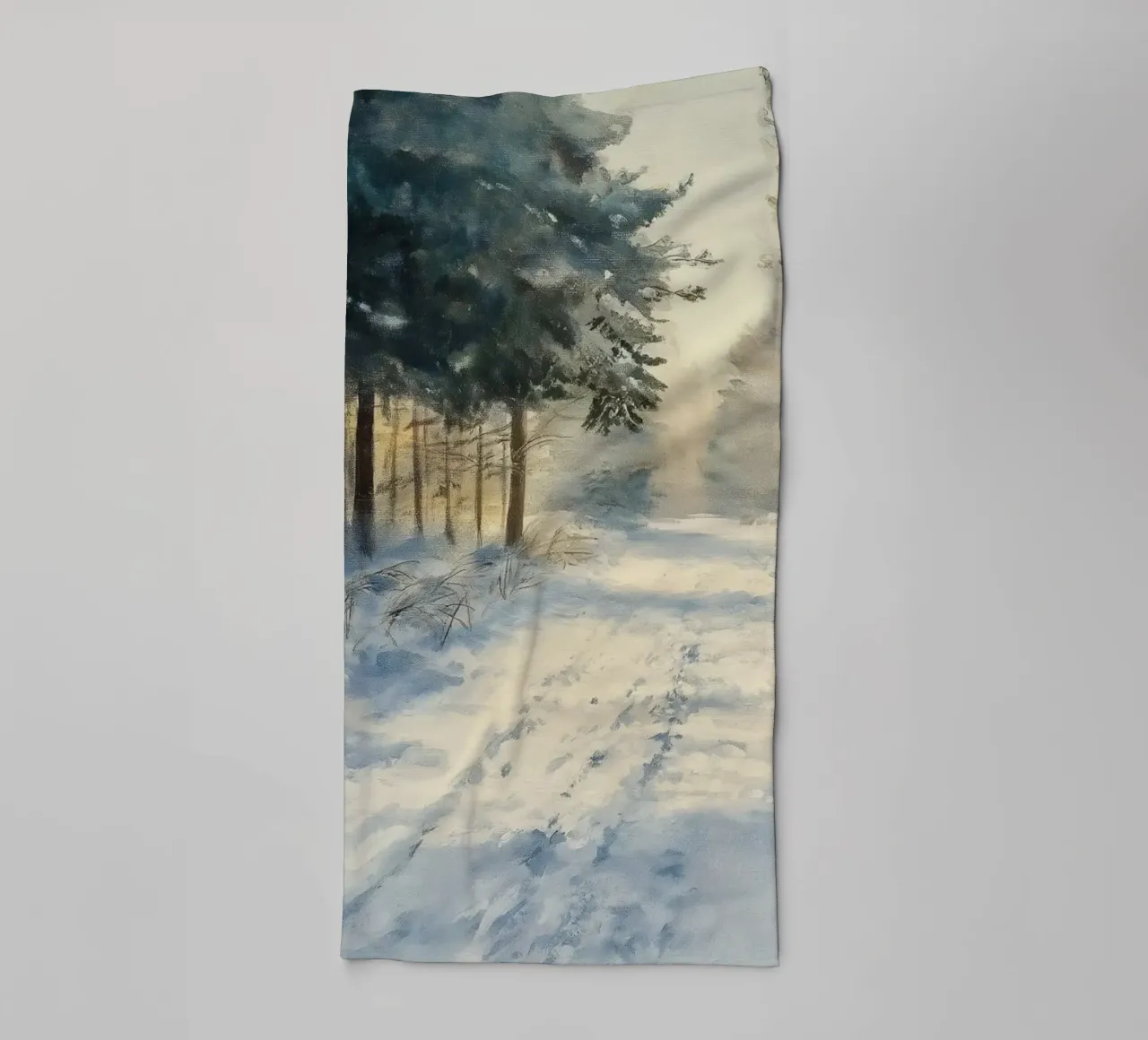 Mattina d'inverno in una foresta tranquilla - luce del sole asciugamano da bagno da Cozy Vibes