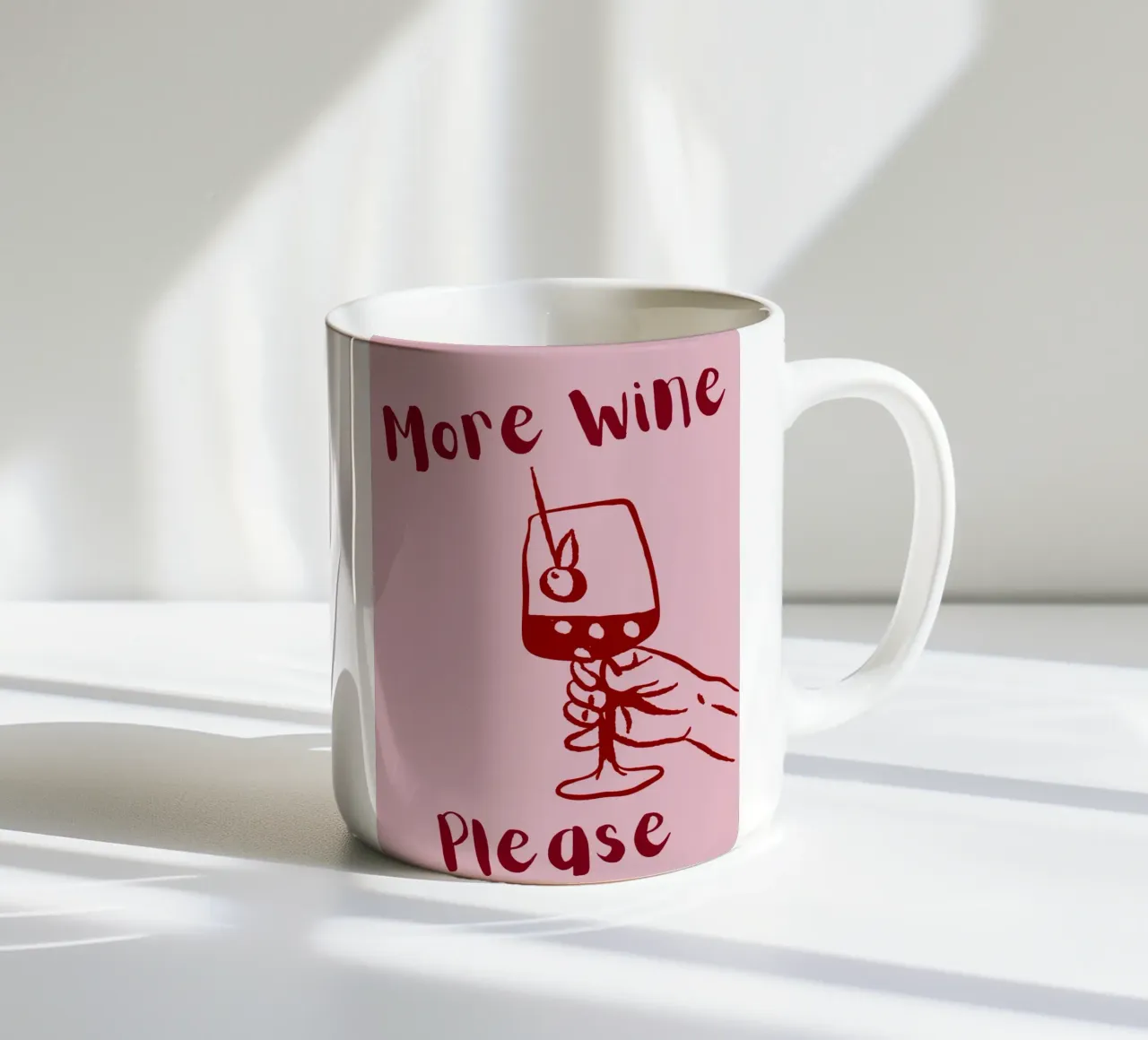More Wine Please Illustrazione minimale in rosso e rosa tazza in ceramica da The Art Club