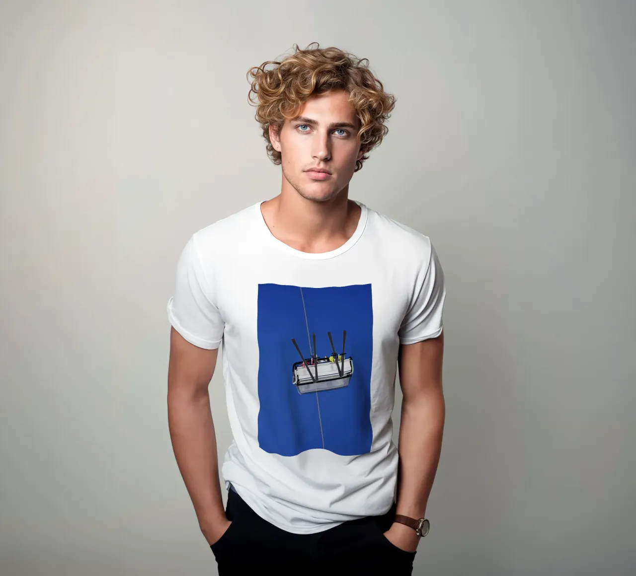 Sciatore in ascensore, Alpi t-shirt da atmospheric pictures