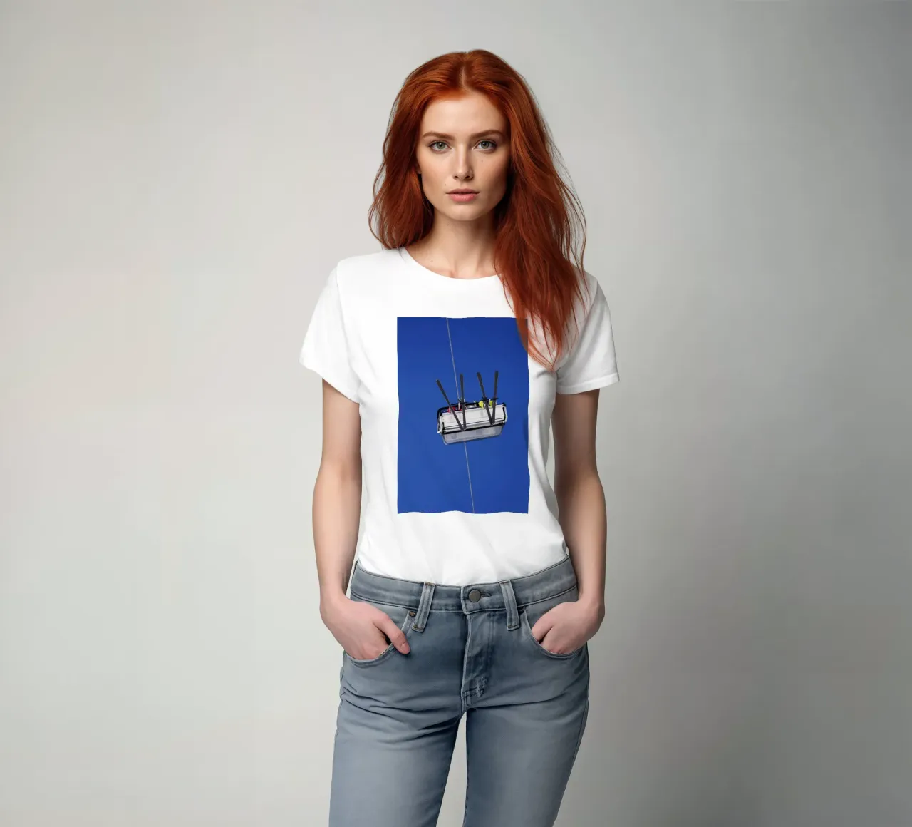 Sciatore in ascensore, Alpi t-shirt da atmospheric pictures