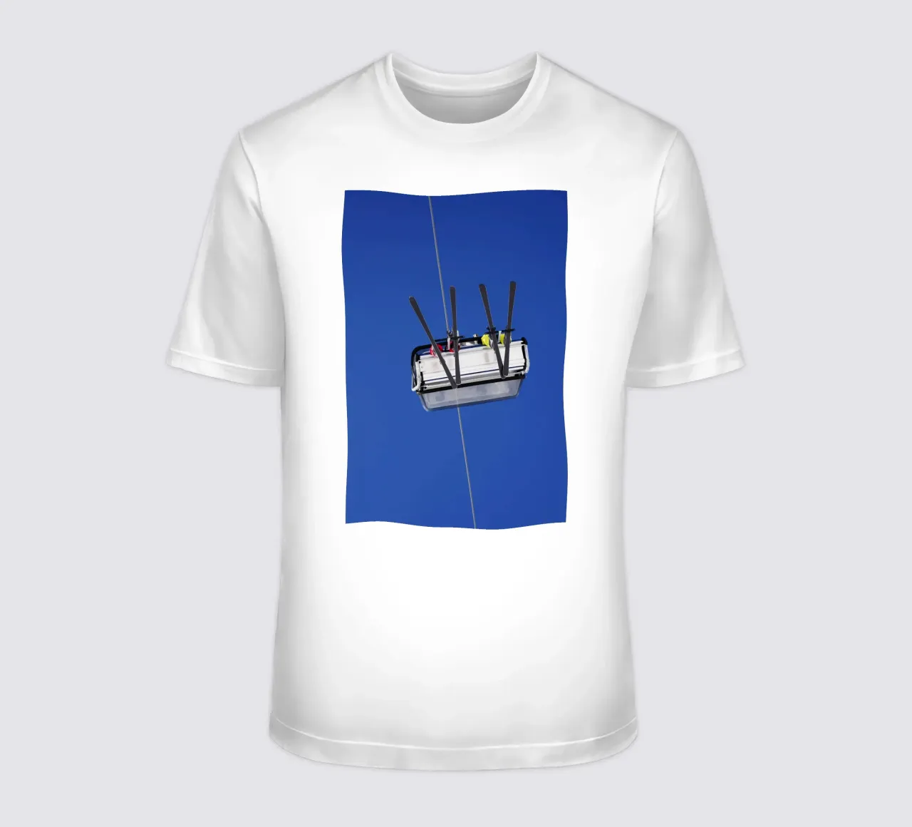 Sciatore in ascensore, Alpi t-shirt da atmospheric pictures
