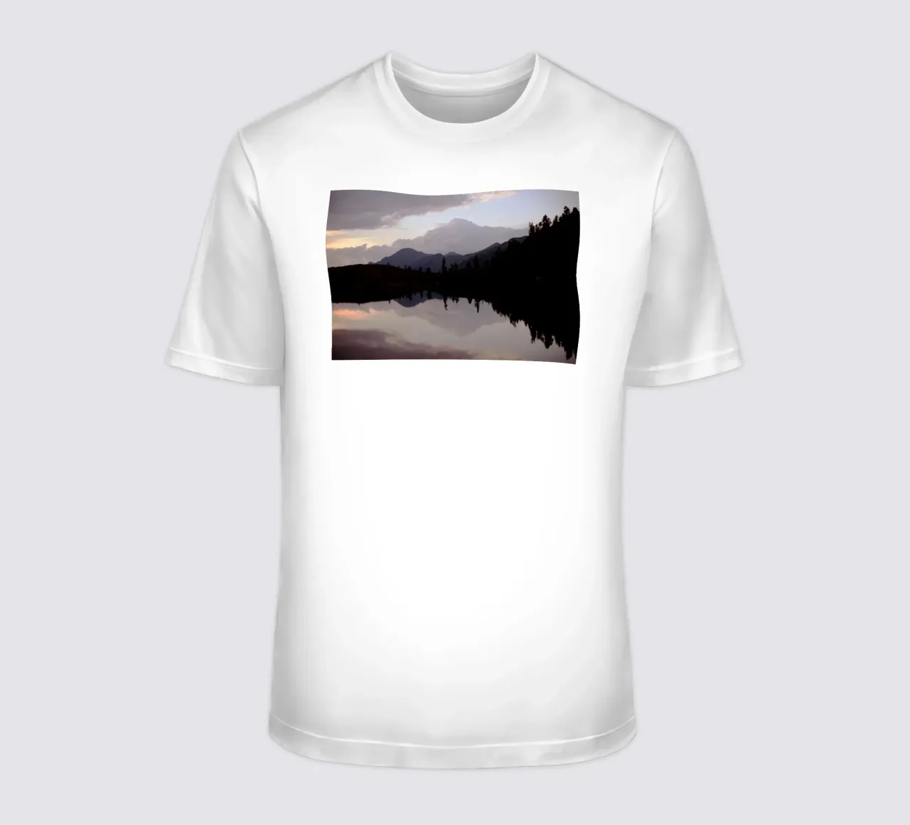 Riflessione sul Reedsee a Bad Gastein (Austria) t-shirt da atmospheric pictures