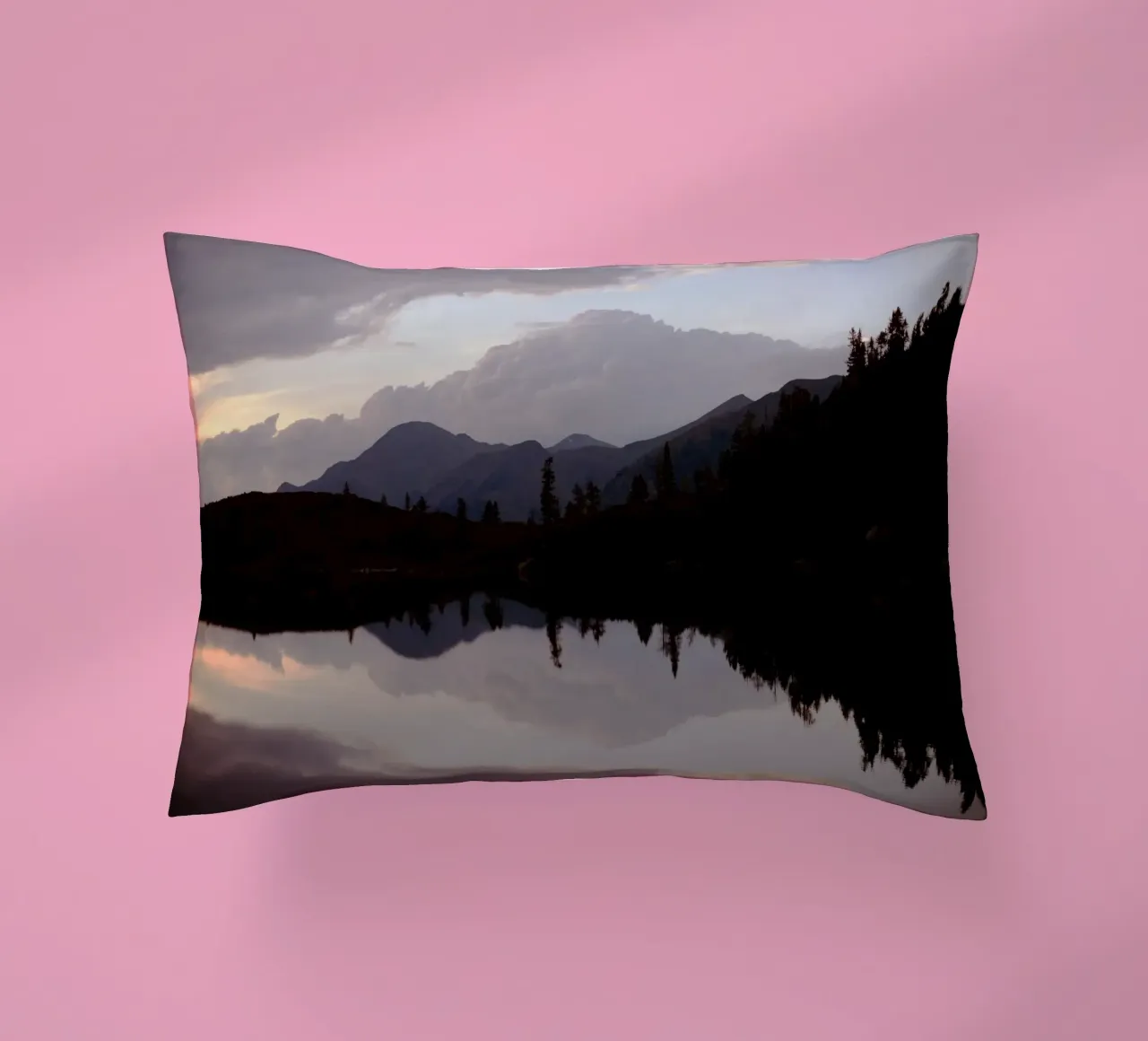 Riflessione sul Reedsee a Bad Gastein (Austria) cuscino da atmospheric pictures