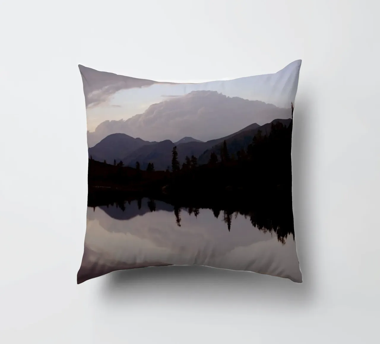 Riflessione sul Reedsee a Bad Gastein (Austria) cuscino da atmospheric pictures
