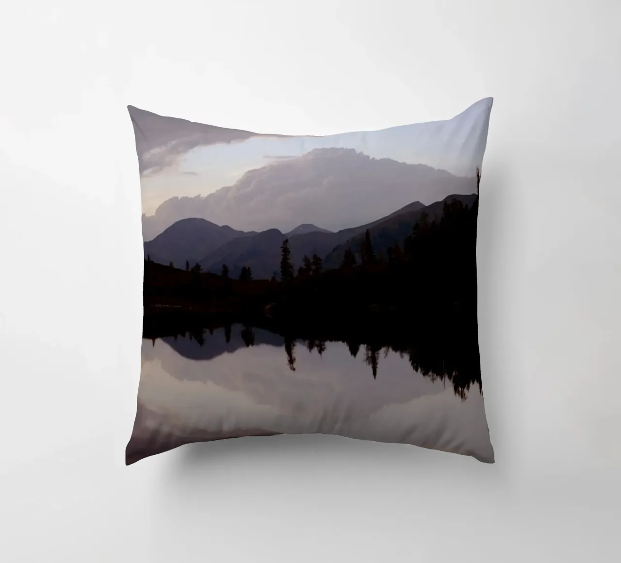 Riflessione sul Reedsee a Bad Gastein (Austria) cuscino da atmospheric pictures