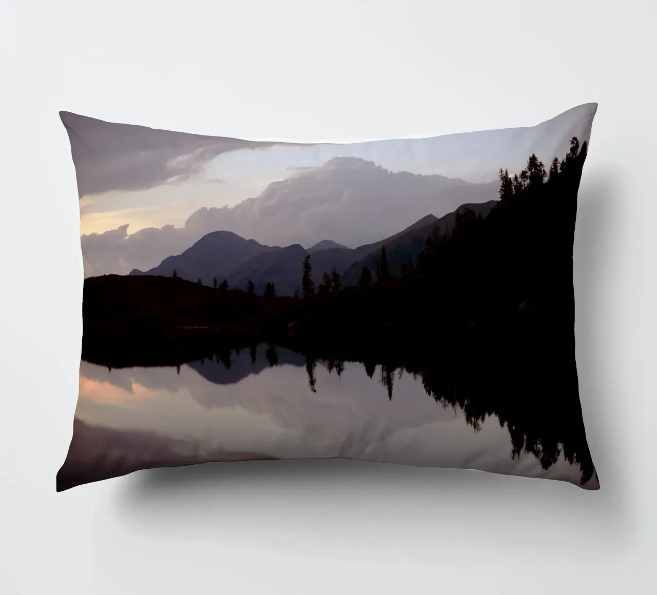 Riflessione sul Reedsee a Bad Gastein (Austria) cuscino da atmospheric pictures