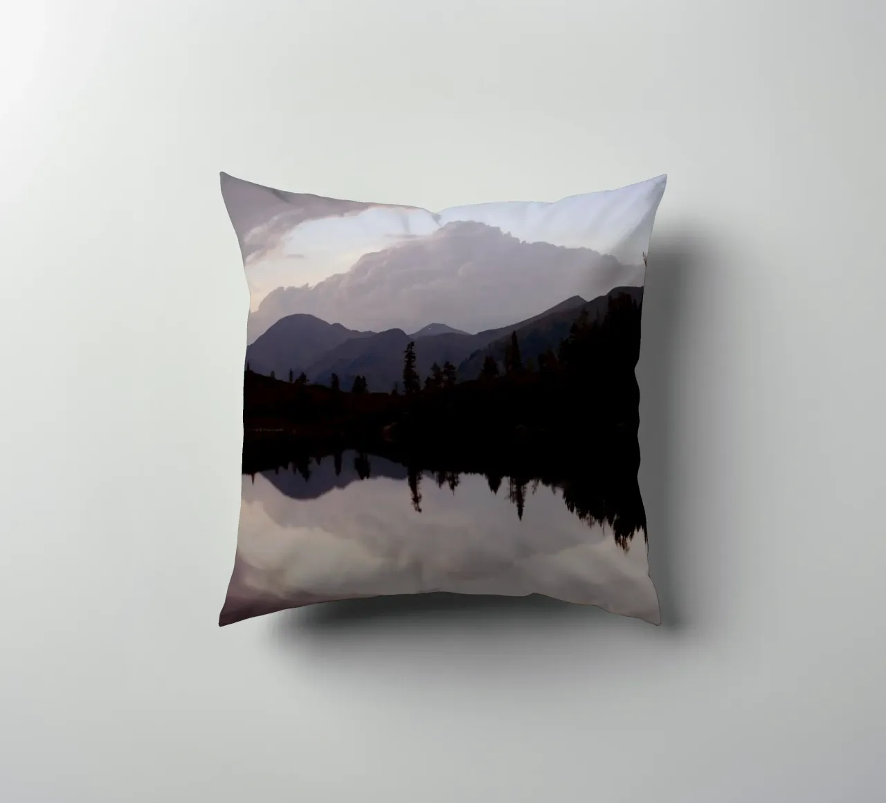Riflessione sul Reedsee a Bad Gastein (Austria) cuscino da atmospheric pictures