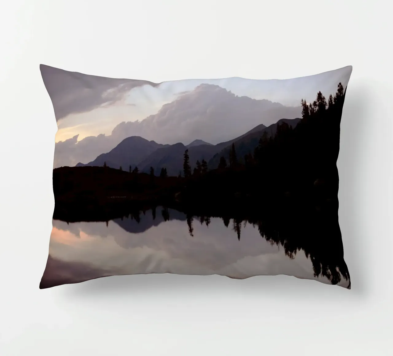 Riflessione sul Reedsee a Bad Gastein (Austria) cuscino da atmospheric pictures