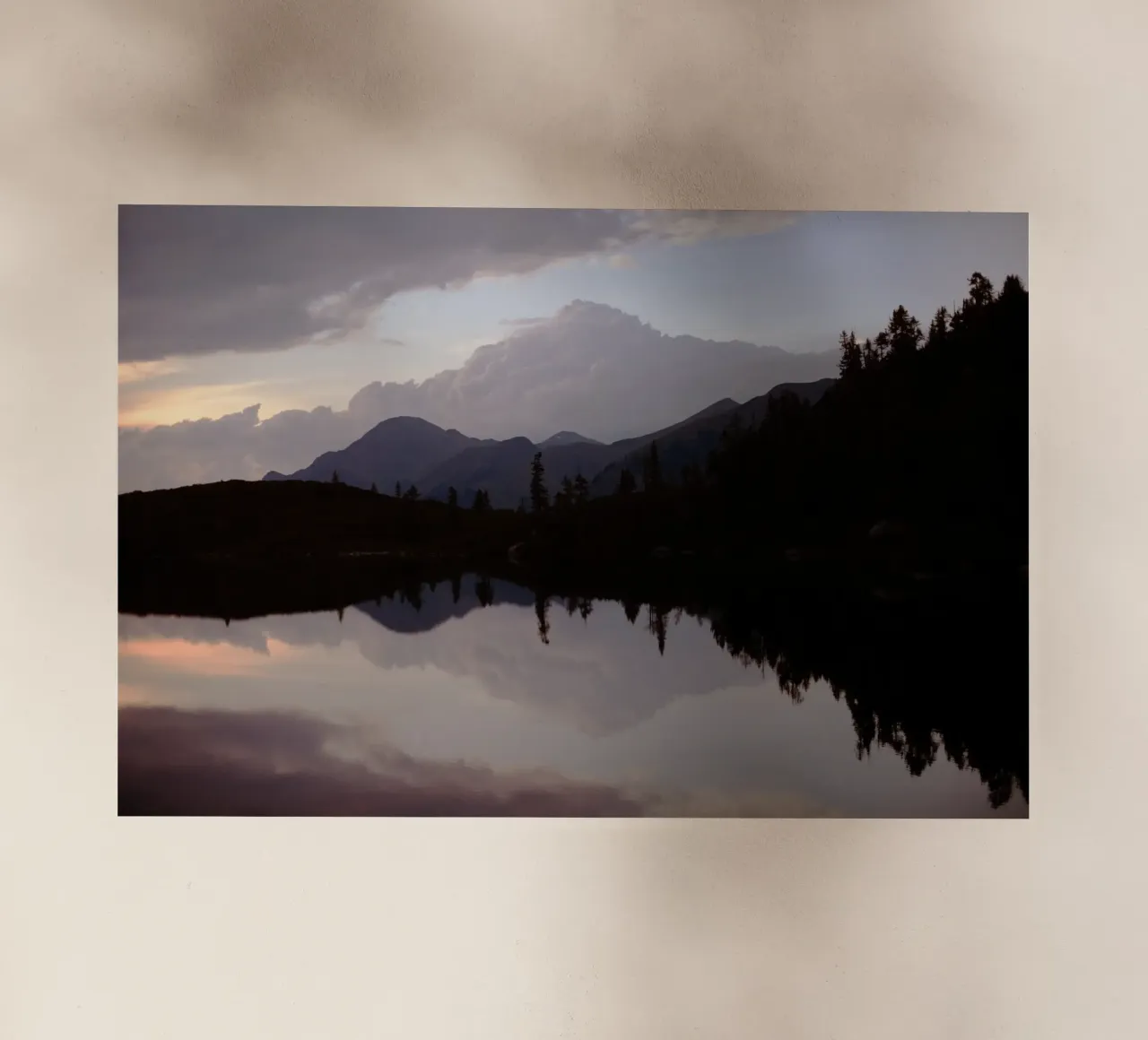 Riflessione sul Reedsee a Bad Gastein (Austria) pellicola backlit da atmospheric pictures