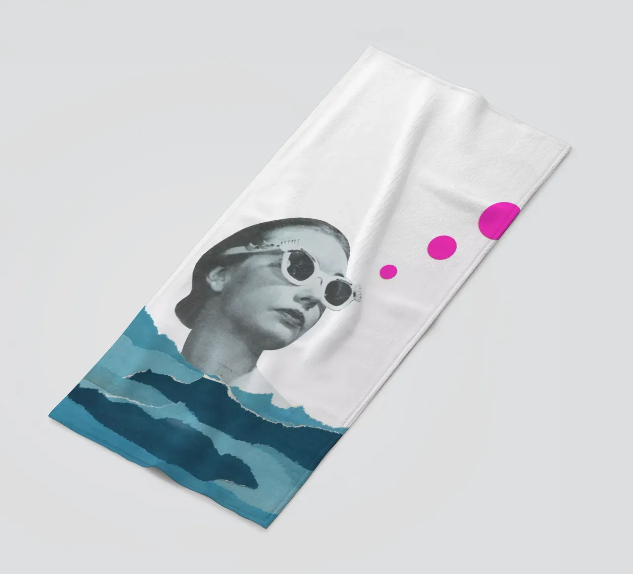 Strahlen fangen Strandtuch von Cassia Beck Collage