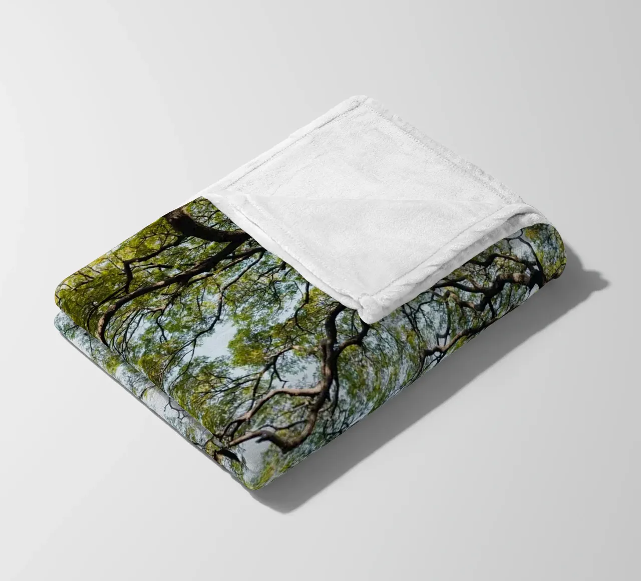 Trees in a forest in Sri Lanka Fleecedecke von photolovers