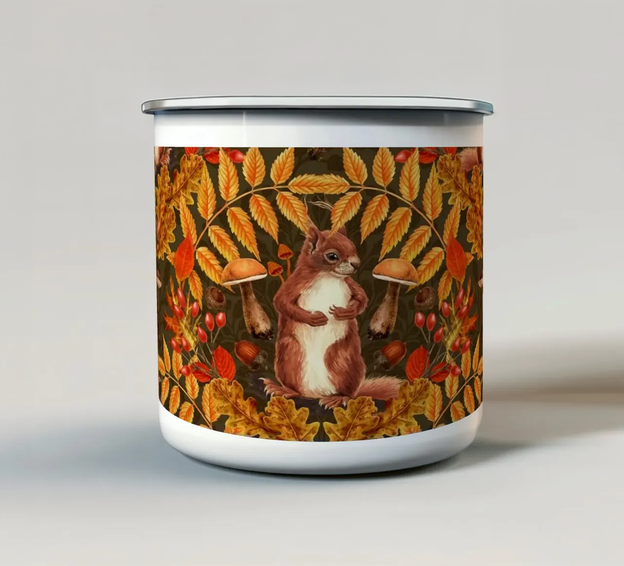 Scoiattolo autunnale su marrone scuro tazza in smalto da Painted Nature