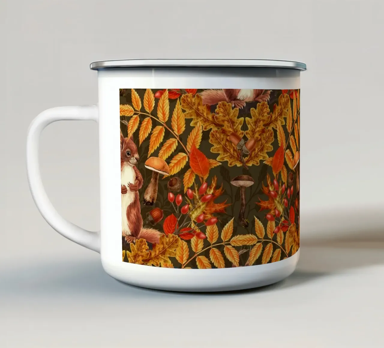 Scoiattolo autunnale su marrone scuro tazza in smalto da Painted Nature