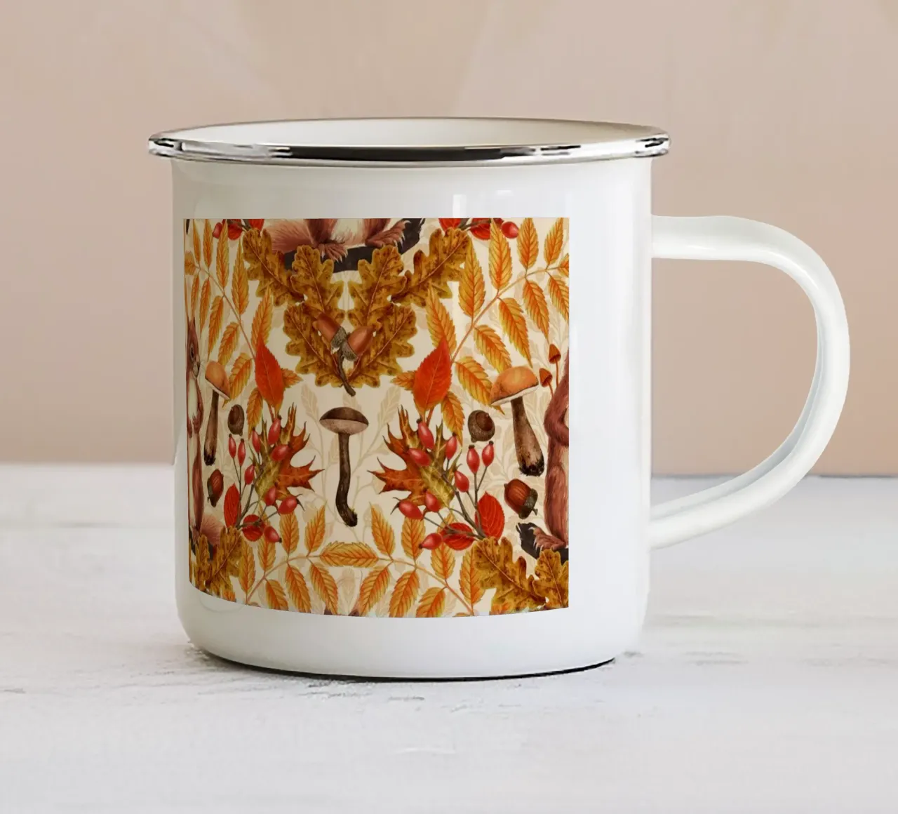 Scoiattolo autunnale su bianco sporco tazza in smalto da Painted Nature