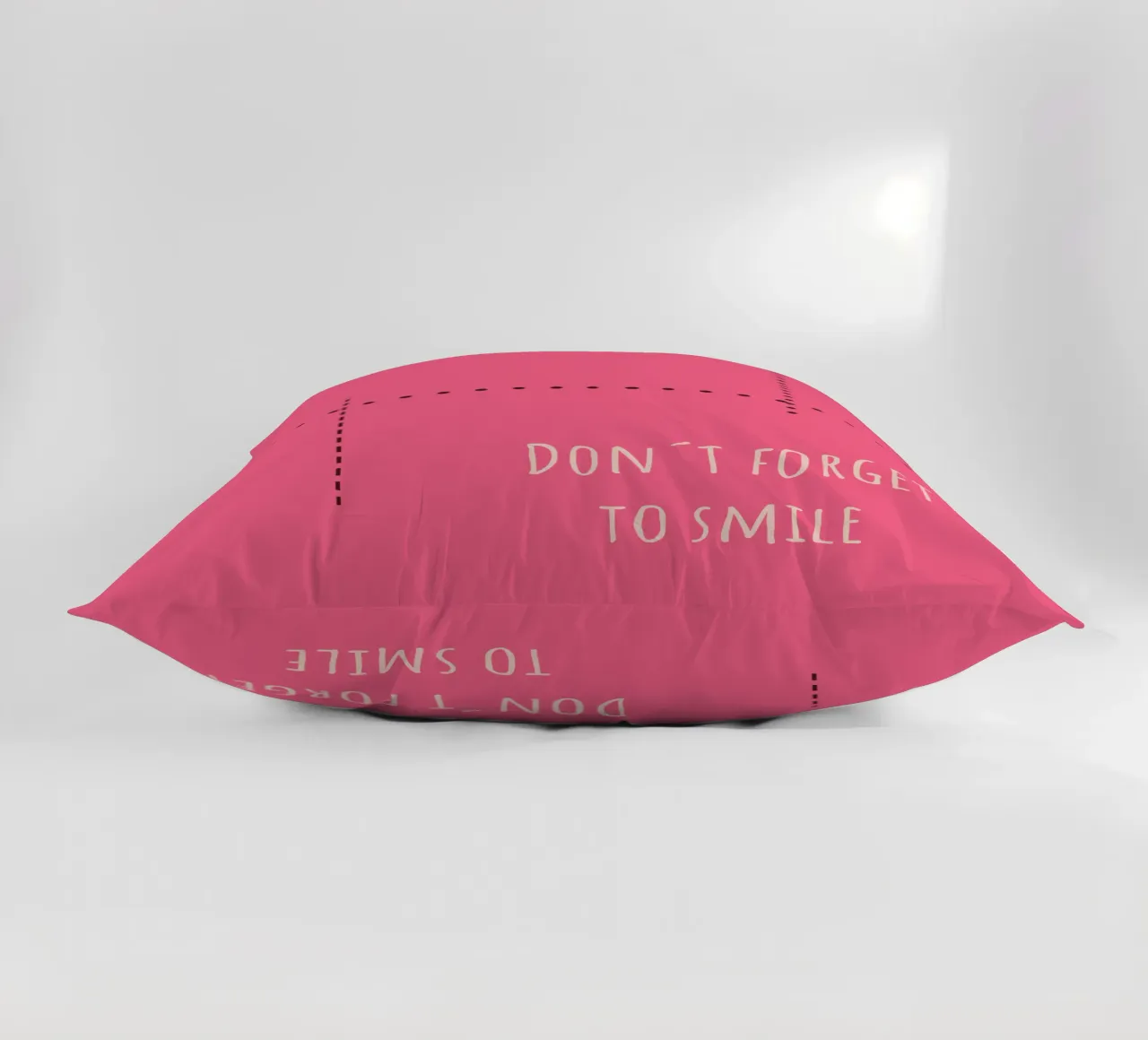 Sfondo rosa con la scritta Non dimenticare di sorridere cuscino da Something for you
