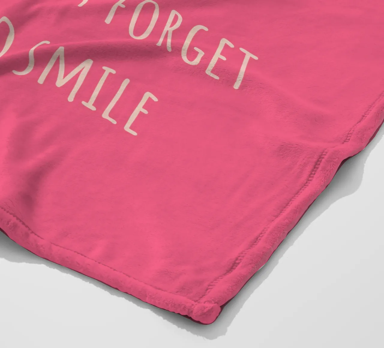 Sfondo rosa con la scritta Non dimenticare di sorridere coperta in pile da Something for you