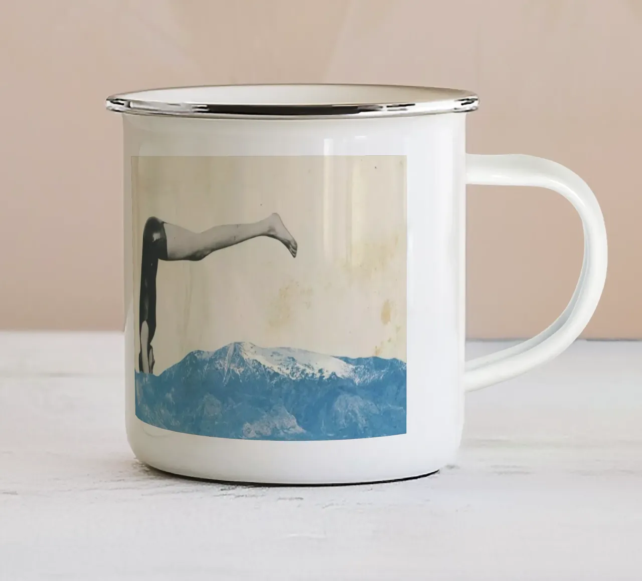 Tuffo tazza in smalto da Cassia Beck Collage