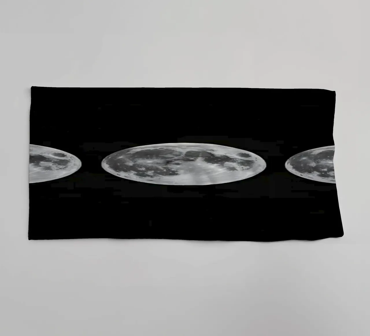 Fasi lunari in bianco e nero - Ciclo lunare asciugamano da bagno da Plain Thoughts