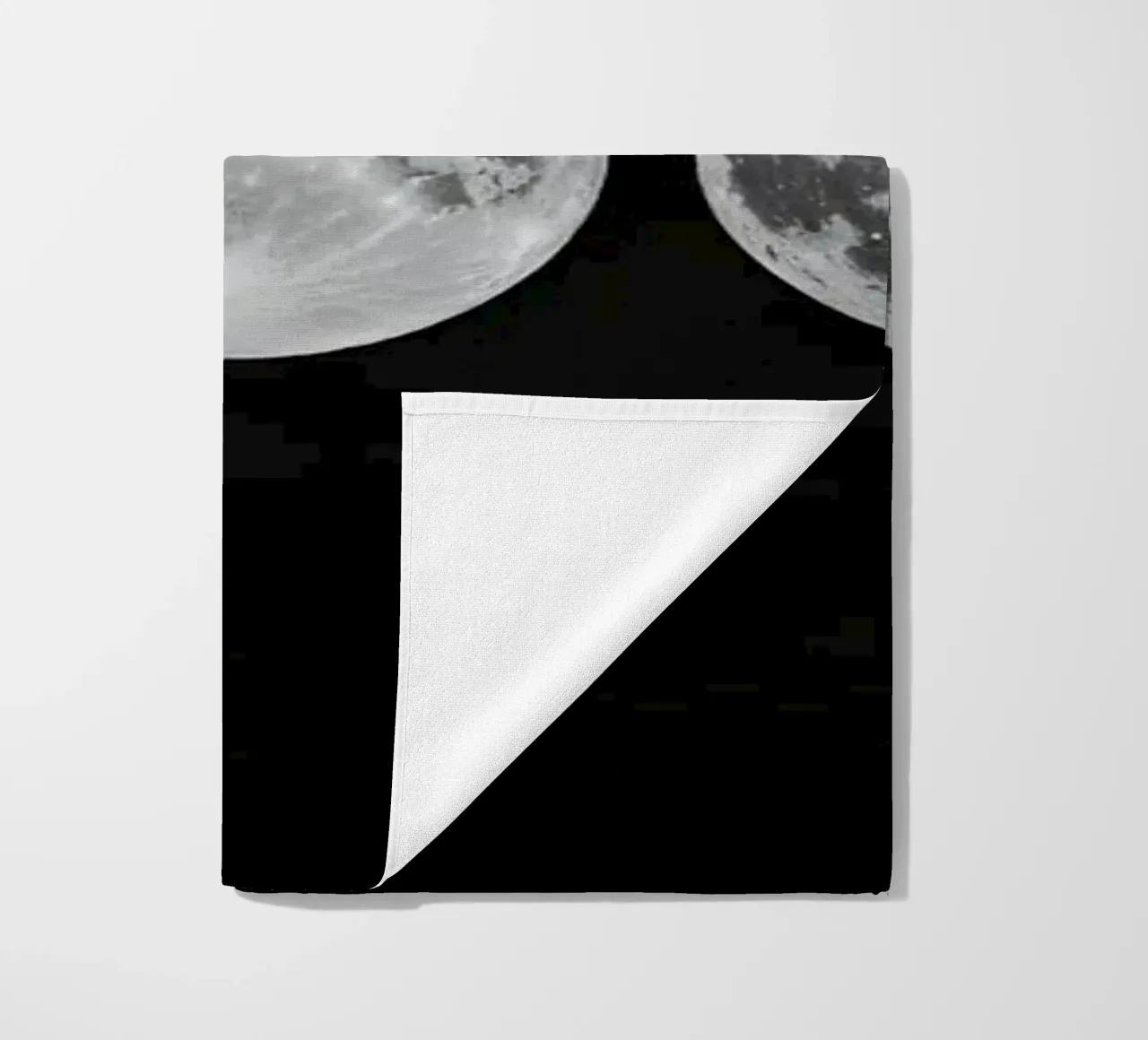 Fasi lunari in bianco e nero - Ciclo lunare telo mare da Plain Thoughts