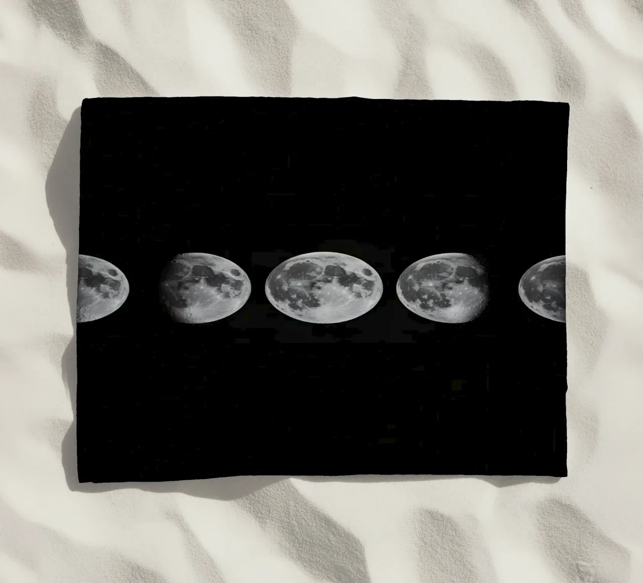 Fasi lunari in bianco e nero - Ciclo lunare telo mare da Plain Thoughts