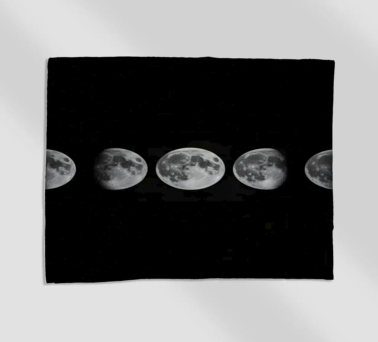 Fasi lunari in bianco e nero - Ciclo lunare telo mare da Plain Thoughts