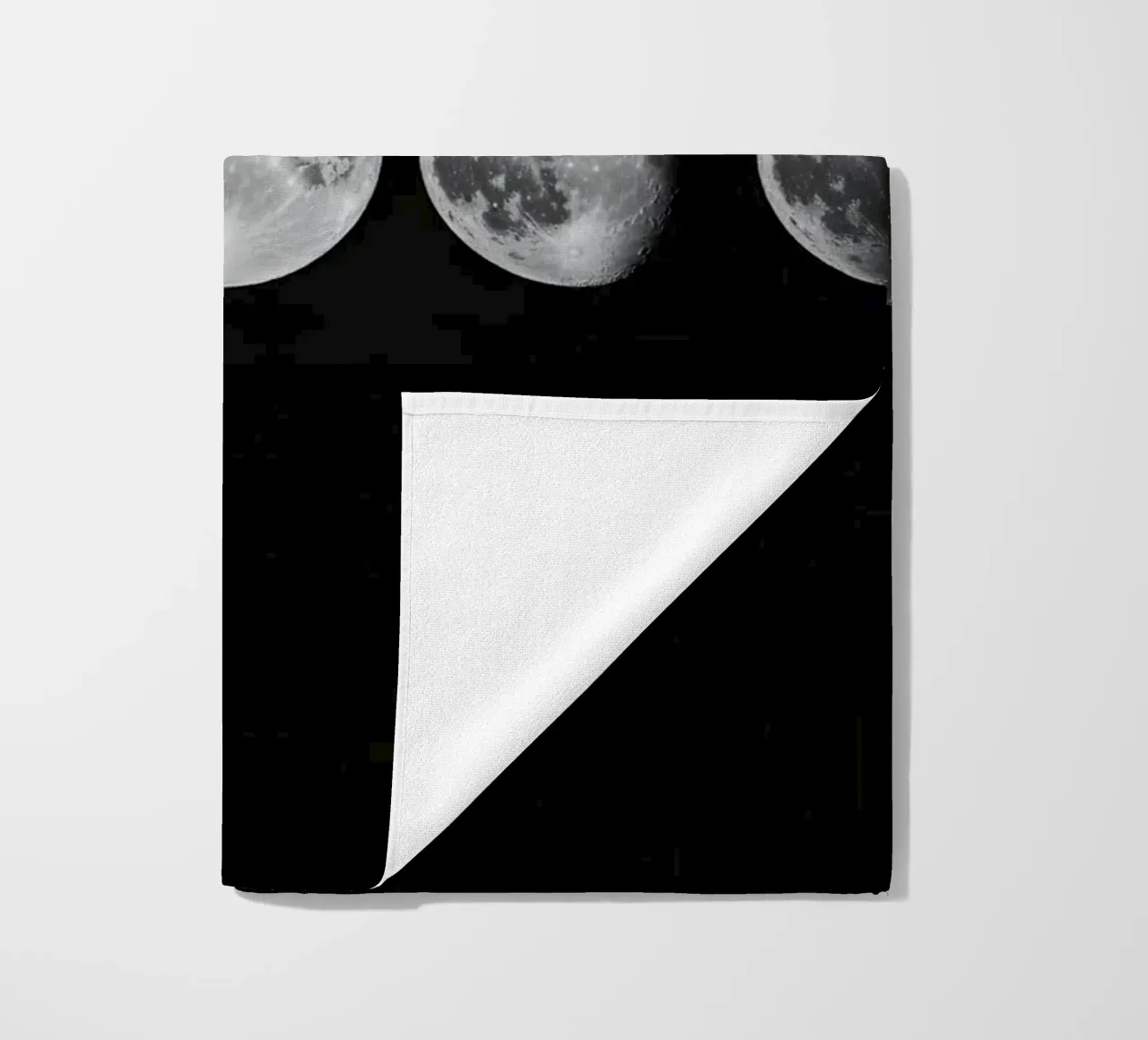 Fasi lunari in bianco e nero - Ciclo lunare telo mare da Plain Thoughts