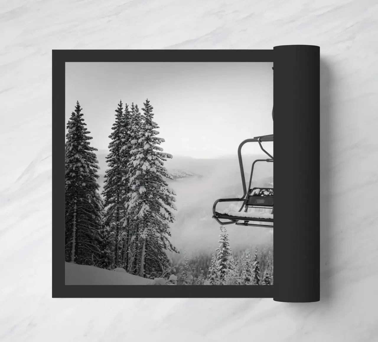 Seggiovia ghiacciata nella foresta innevata zerbino da Plain Thoughts