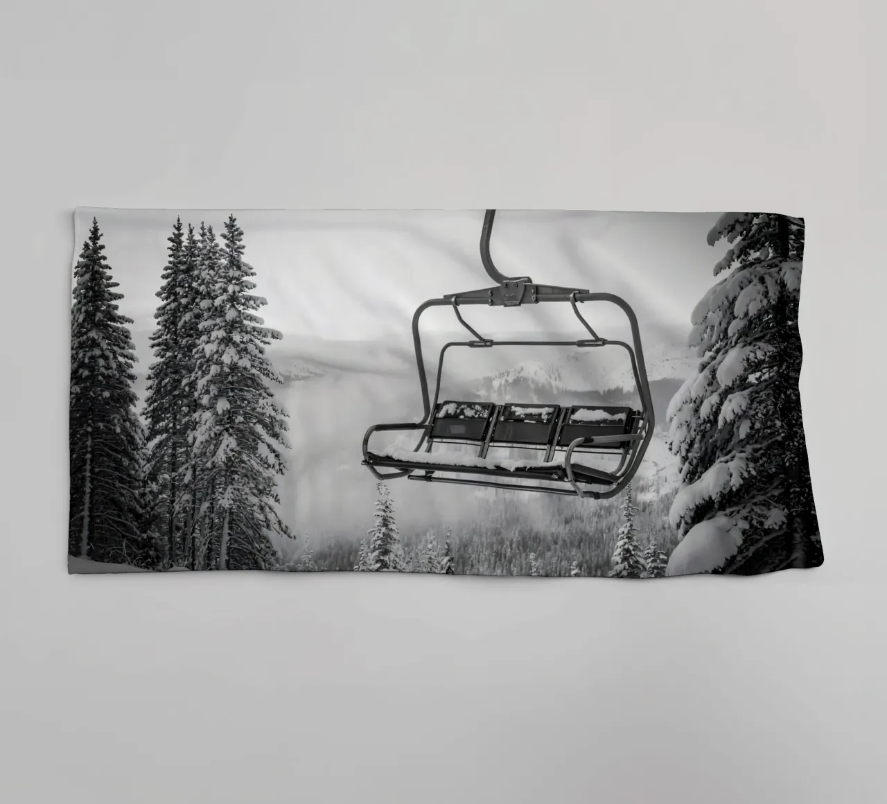 Télésiège Figé dans la Forêt Enneigée serviette de bain de Plain Thoughts