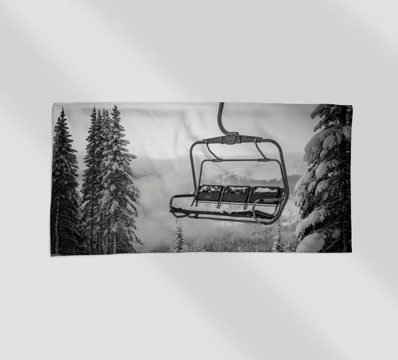 Seggiovia ghiacciata nella foresta innevata telo mare da Plain Thoughts