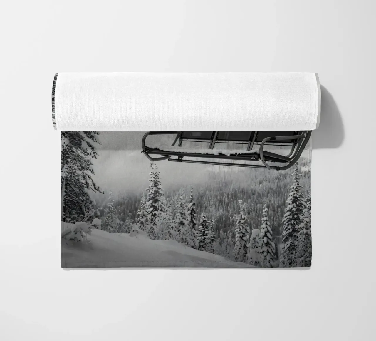 Seggiovia ghiacciata nella foresta innevata telo mare da Plain Thoughts