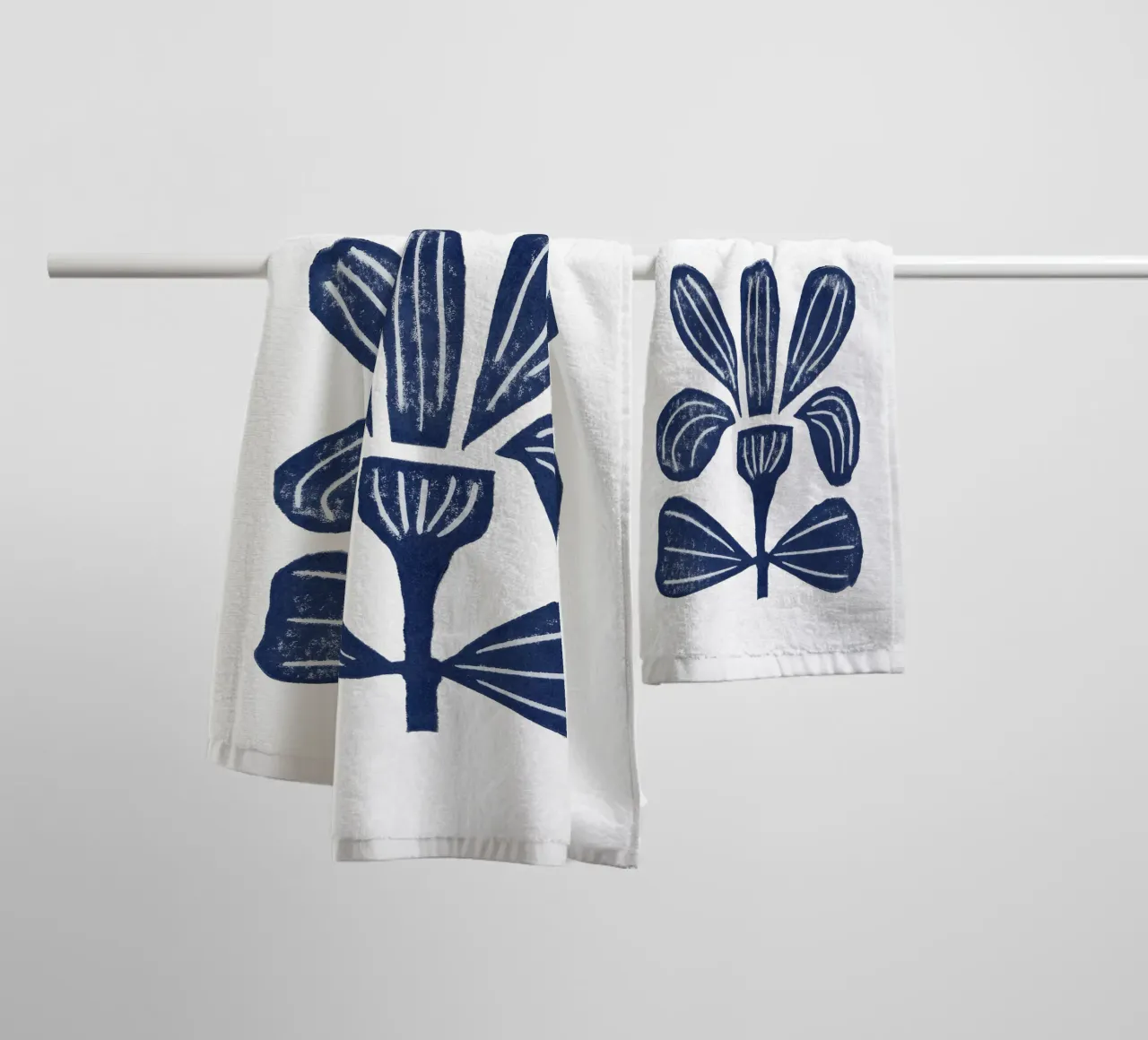 Alisa Galitsyna - Native Flower asciugamano da bagno da The Artcircle