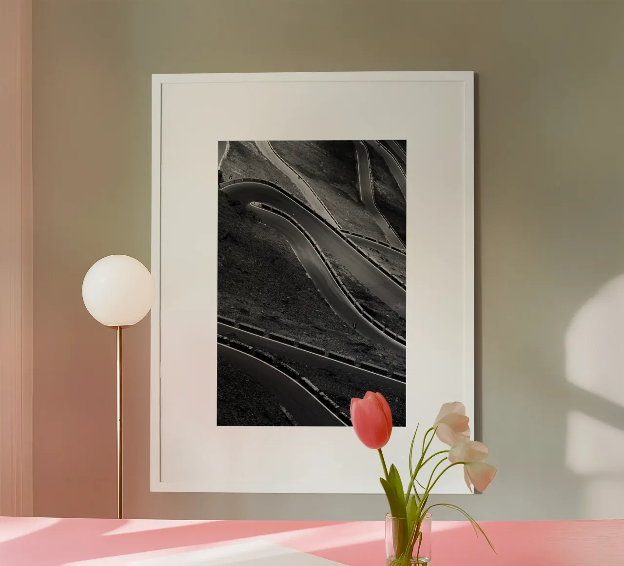 Strada del Passo dello Stelvio poster con telaio in alluminio da Fjöllart