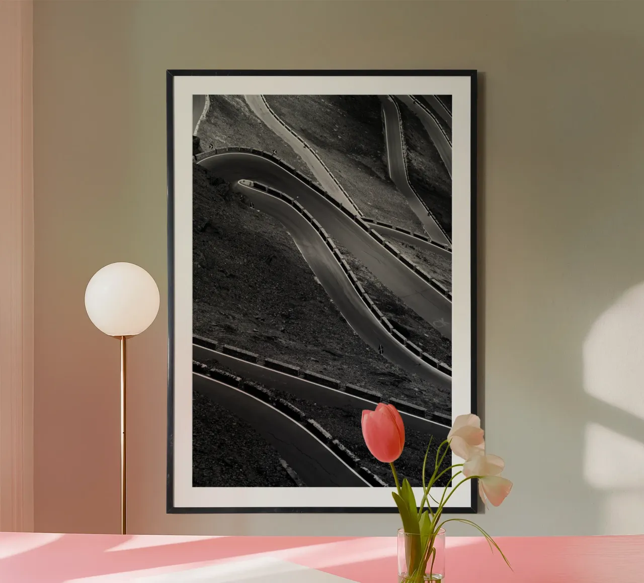 Strada del Passo dello Stelvio poster con telaio in alluminio da Fjöllart