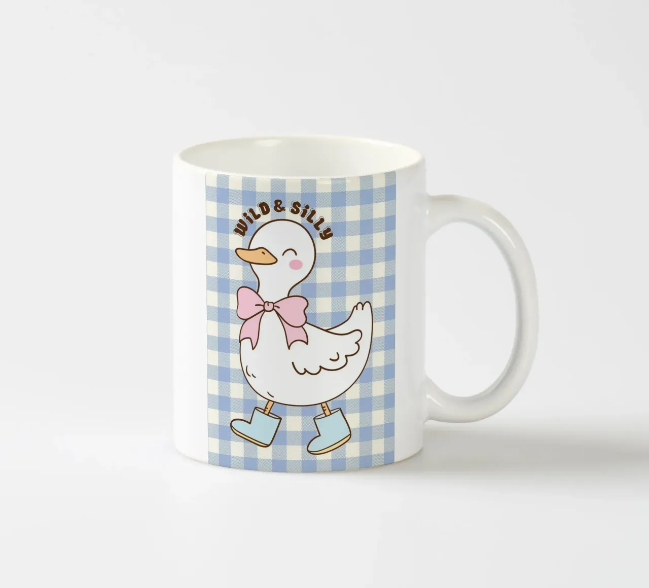 Illustrazione di un'anatra carina con stivali e fiocco tazza in ceramica da Tory