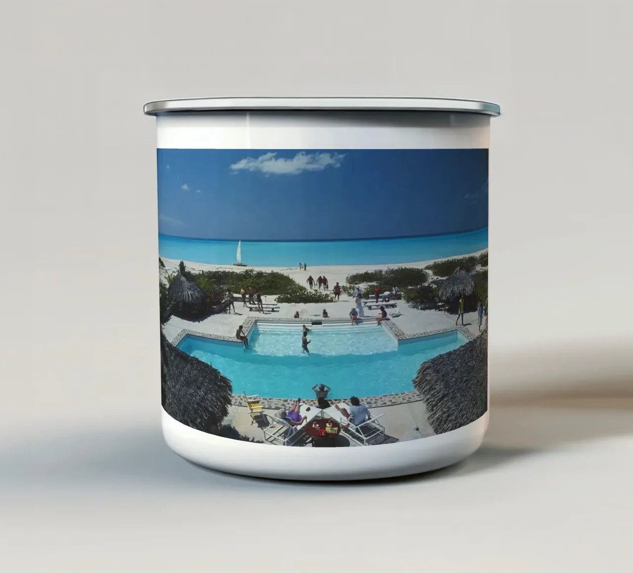 Pool View Beach Slim Aarons Best Picture tazza in smalto da GEOLOG