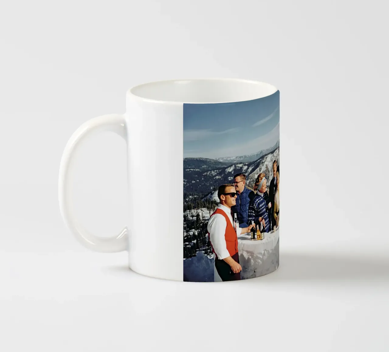 Party at The Top of The Mountain 1964 Slim Aarons Poster tazza in ceramica da GEOLOG