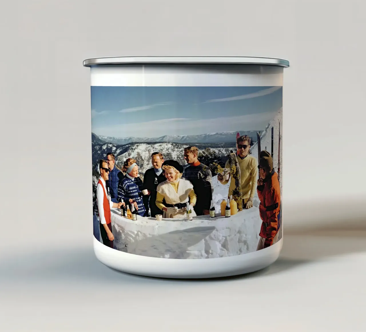 Party at The Top of The Mountain 1964 Slim Aarons Poster tazza in smalto da GEOLOG