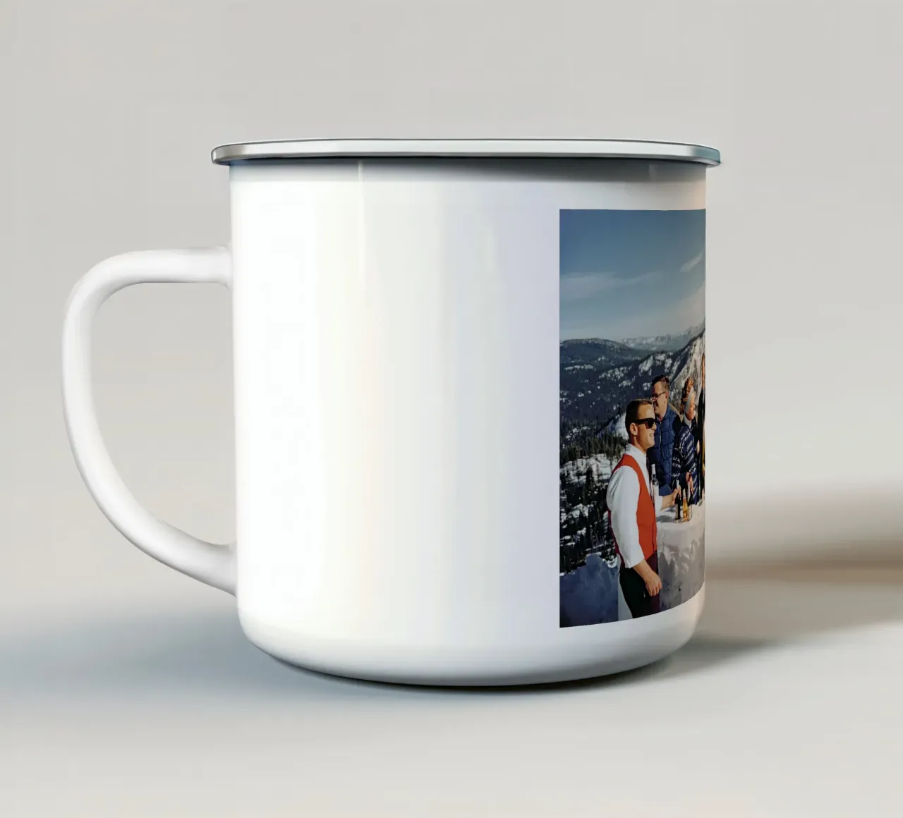 Party at The Top of The Mountain 1964 Slim Aarons Poster tazza in smalto da GEOLOG