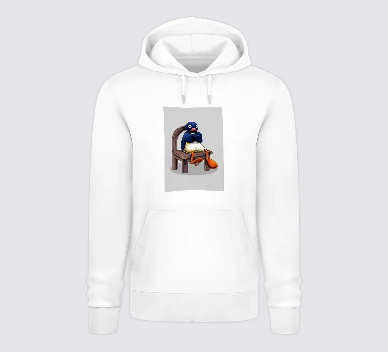 Pingu seduto sulla sedia felpa con cappuccio da bazi