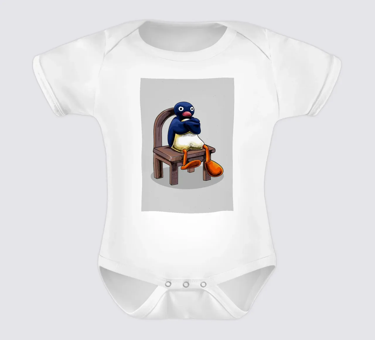 Pingu auf Stuhl sitzend Kurzarm Babybody von bazi