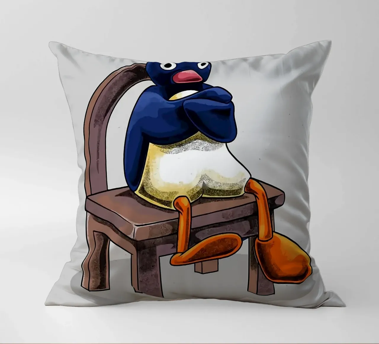 Pingu seduto sulla sedia cuscino da bazi
