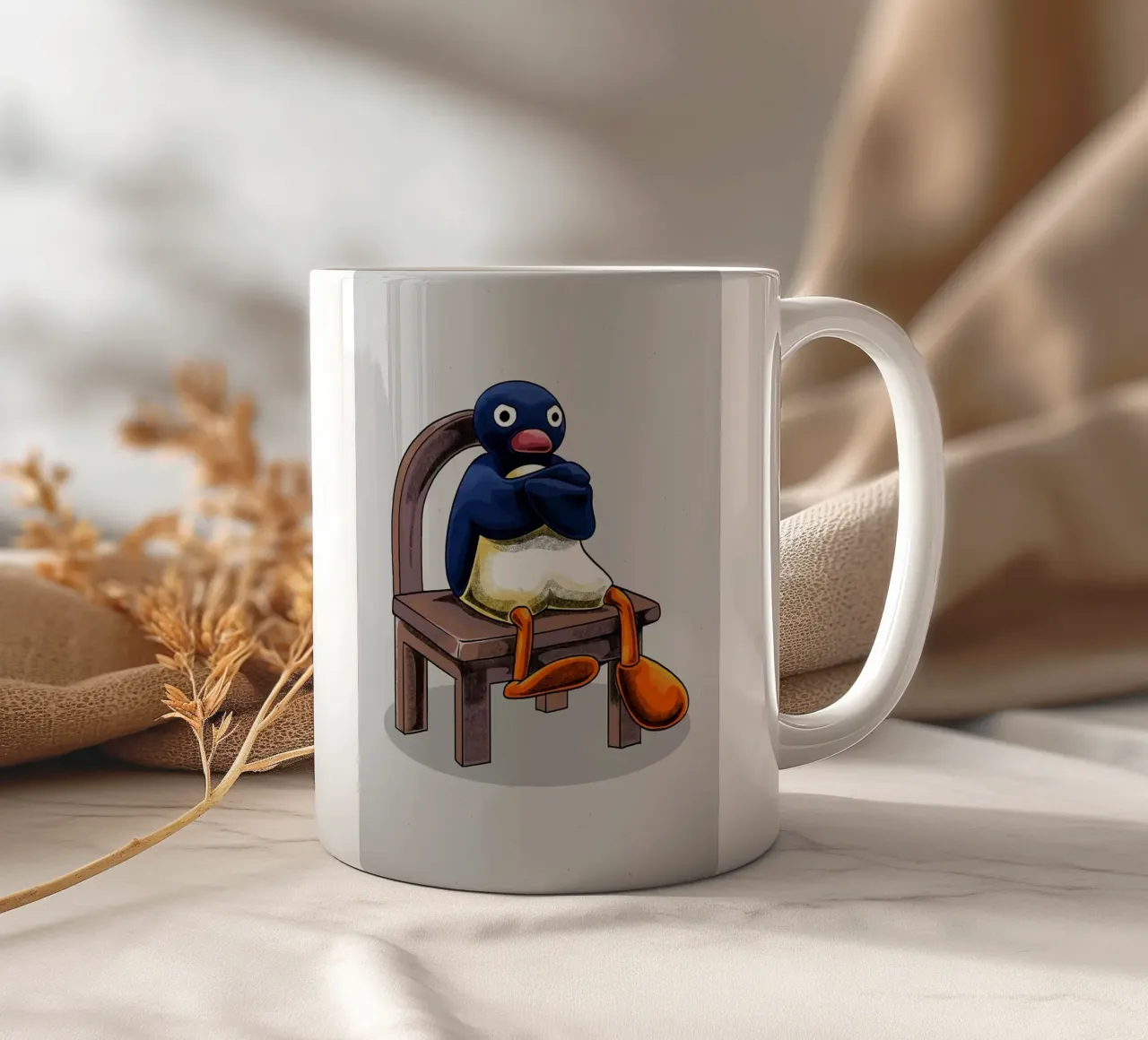 Pingu seduto sulla sedia tazza in ceramica da bazi