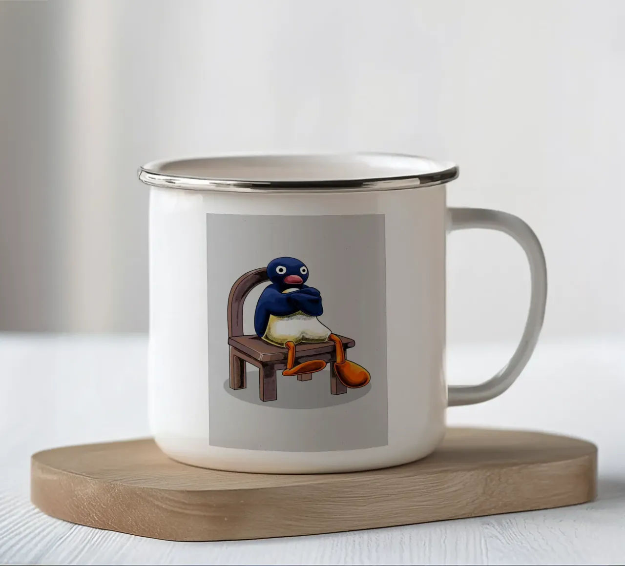Pingu zittend op stoel emaille mok van bazi