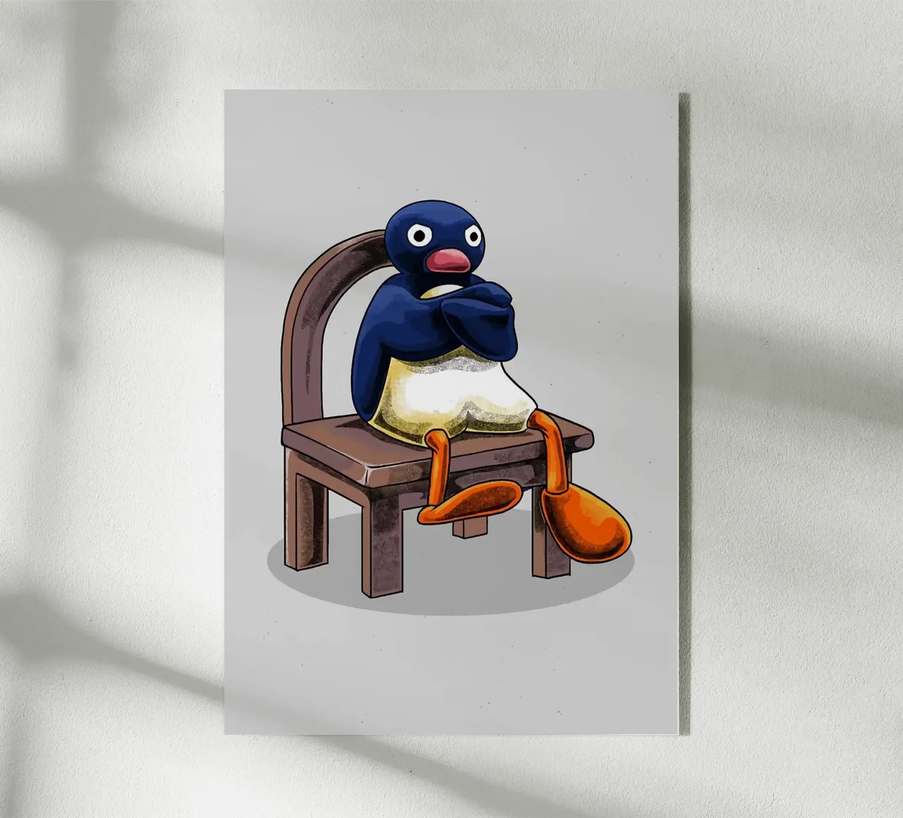 Pingu seduto sulla sedia plexiglass da bazi