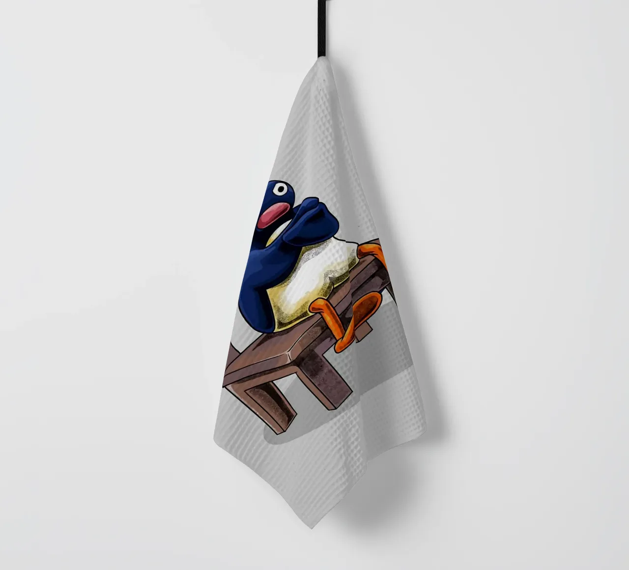 Pingu assis sur une chaise torchon de bazi