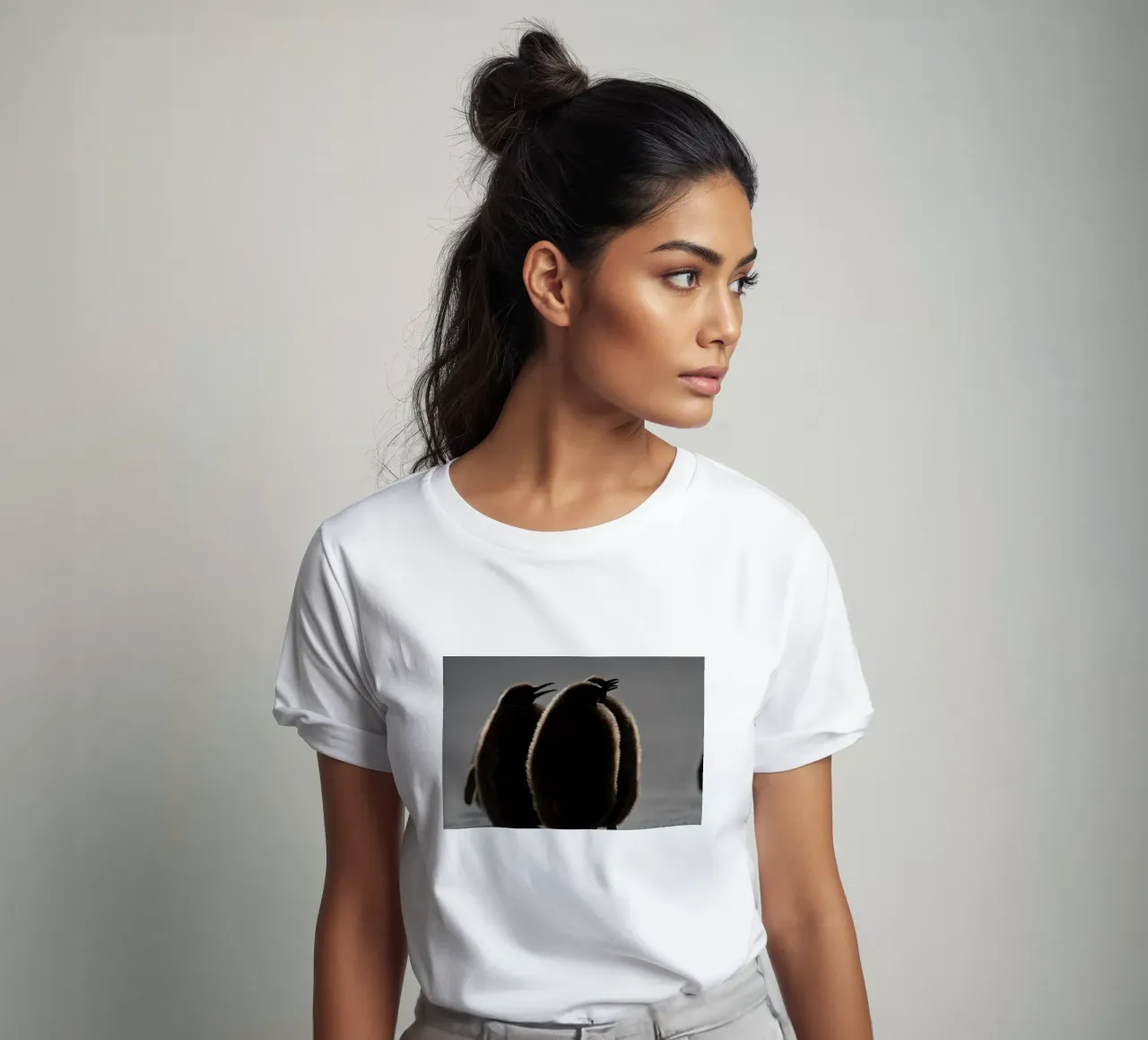 Soffici cuccioli di pinguino reale sulla spiaggia t-shirt da DiveDuke